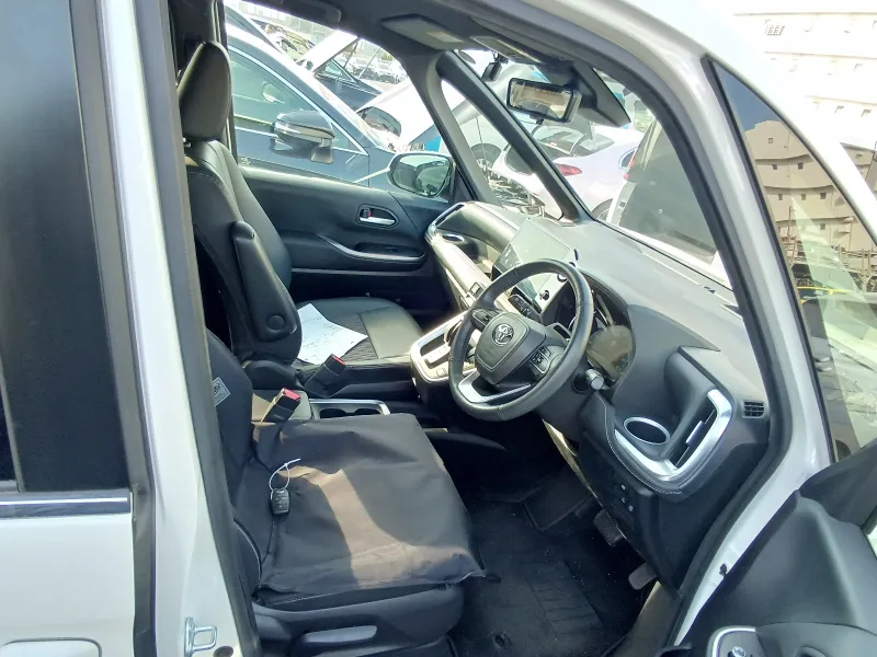 Toyota Noah S-Z 2022 (Hybrid, Auction Grade 4.5) – Pearl | 32,687 km | Dhaka | STK-260615