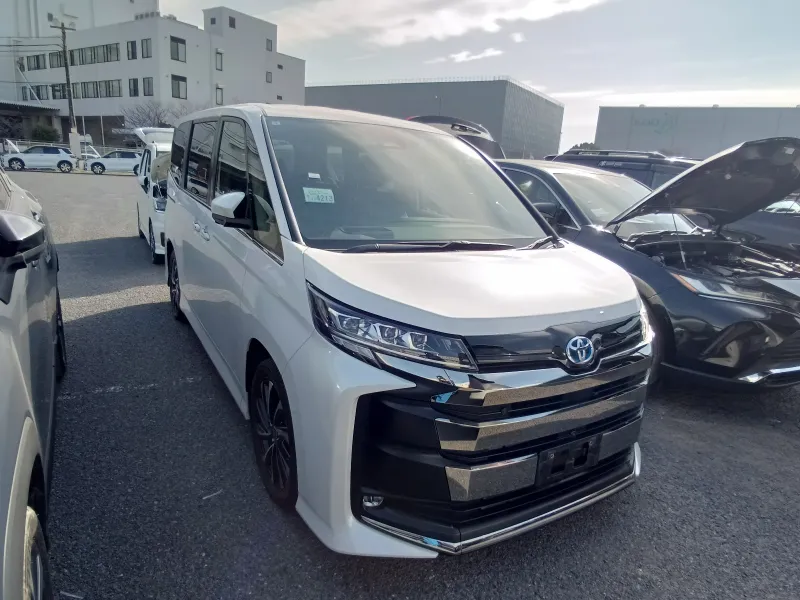 Toyota Noah S-Z 2022 (Hybrid, Auction Grade 4.5) – Pearl | 32,687 km | Dhaka | STK-260615