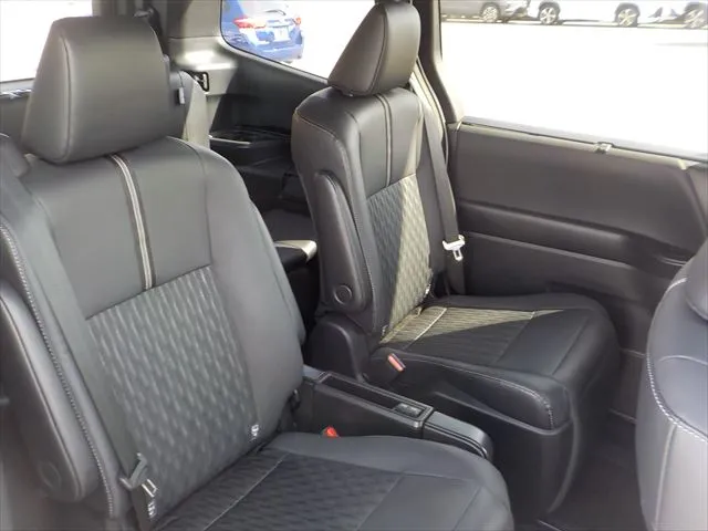 Toyota Noah G 2023 (Hybrid, Auction Grade 5) – Pearl | 32,733 km | Dhaka Ready | STK-260419