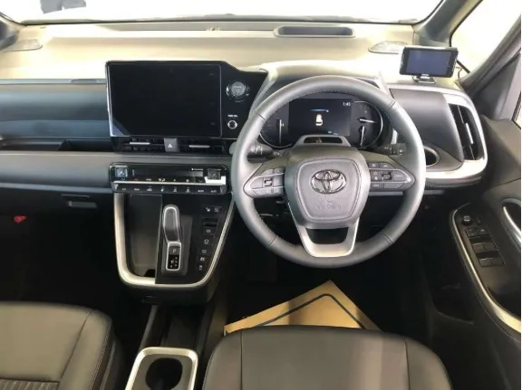 Toyota Noah G 2025 (Non Hybrid, Auction Grade 4.5) – Pearl | 12 km | Pragati Sarani Showroom | STK-250208