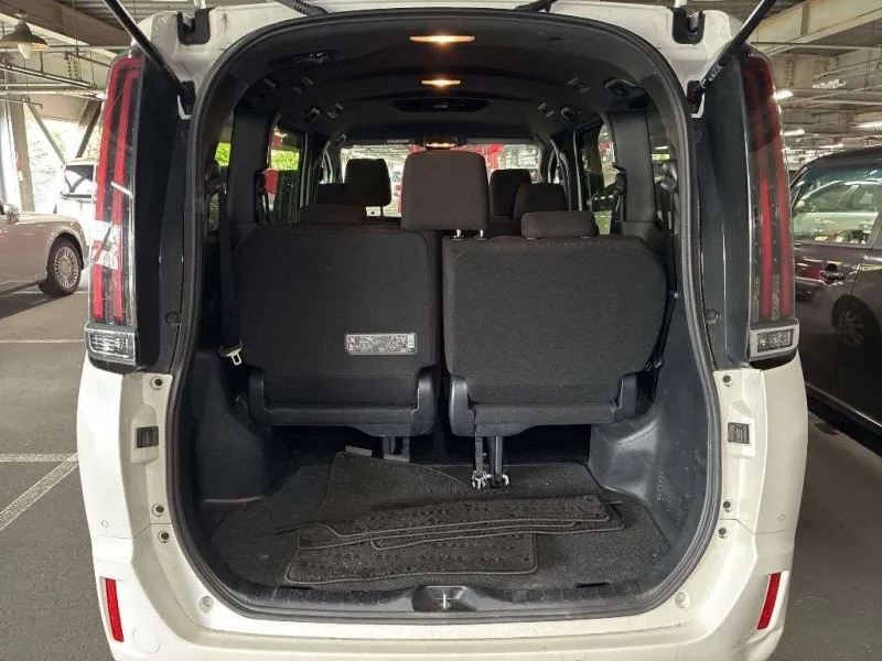 Toyota Noah G (Old Shape) 2021 (Non Hybrid, Auction Grade 3.5) – Pearl | 28,346 km | Mongla | STK-260480