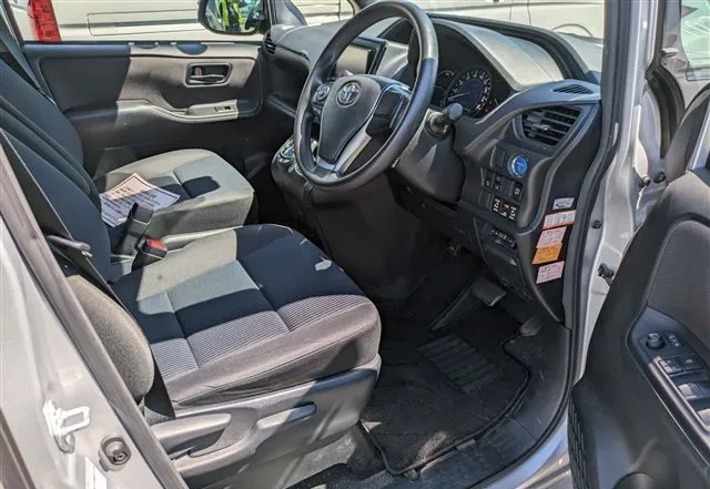 Toyota Noah G 2020 (Hybrid, Auction Grade 4) – Silver | 111,818 km | ECB Showroom | STK-260081