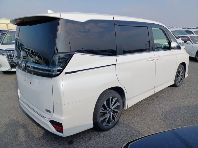 Toyota Voxy S-Z 2022 (Hybrid, Auction Grade 4.5) – Pearl | 46,706 km | Dhaka | STK-260613