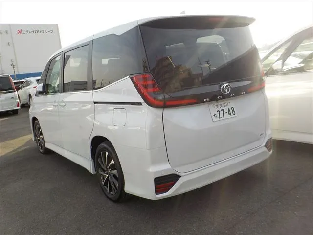 Toyota Noah S-Z 2025 (Hybrid, Auction Grade S) – Pearl | 4 km | Dhaka | STK-260818