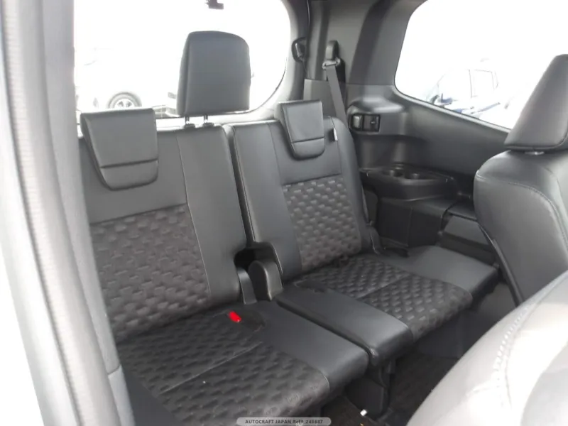 Toyota Voxy S-Z 2022 (Hybrid, Auction Grade 4) – Pearl | 42,000 km | Showroom | STK-260664
