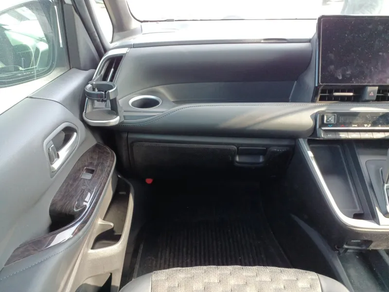 Toyota Voxy S-Z 2022 (Hybrid, Auction Grade 4.5) – Pearl | 46,706 km | Dhaka | STK-260613