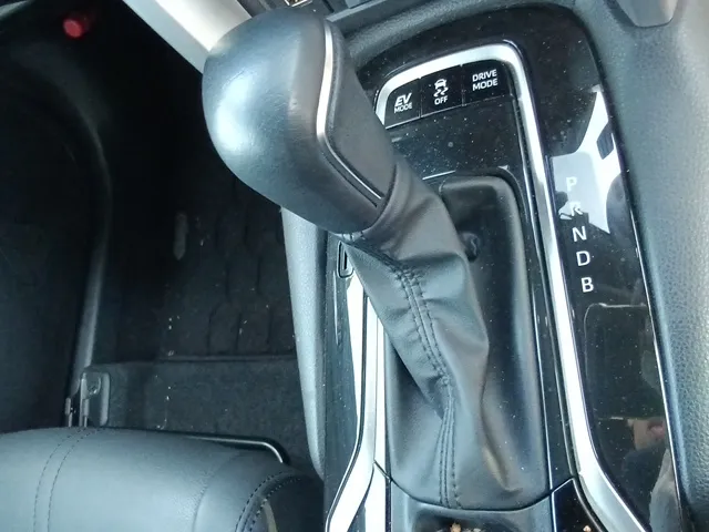 Toyota Corolla Cross Z Pkg 2023 (Hybrid, Auction Grade 4.5) – Pearl | 25,601 km | Dhaka Ready | STK-260338