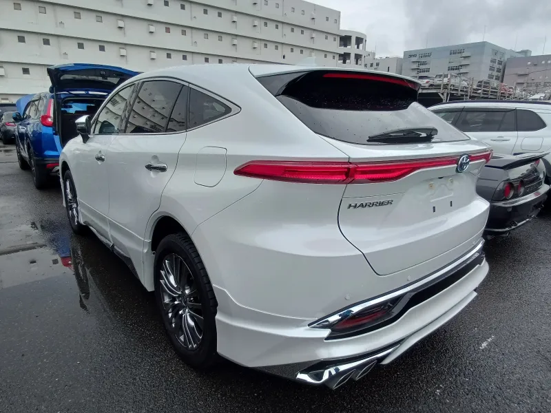 Toyota Harrier Z Leather 2023 (Hybrid, Auction Grade 4.5) – Pearl | 24,000 km | July | STK-260587