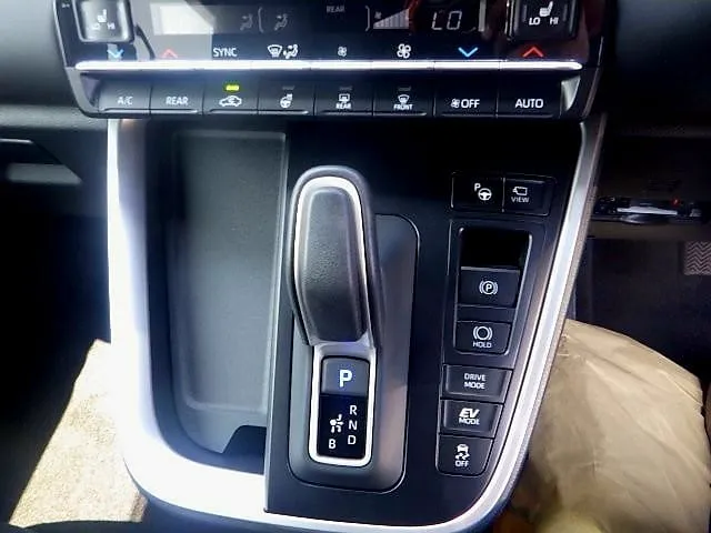 Toyota Noah G 2025 (Non Hybrid, Auction Grade 4.5) – Pearl | 12 km | Pragati Sarani Showroom | STK-250208