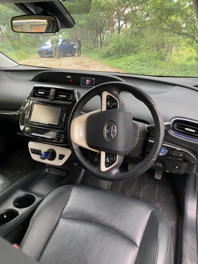 Toyota Prius S Touring Selection (Hybrid, Auction Grade 4) – Pearl | 109,085 km | STK-260633