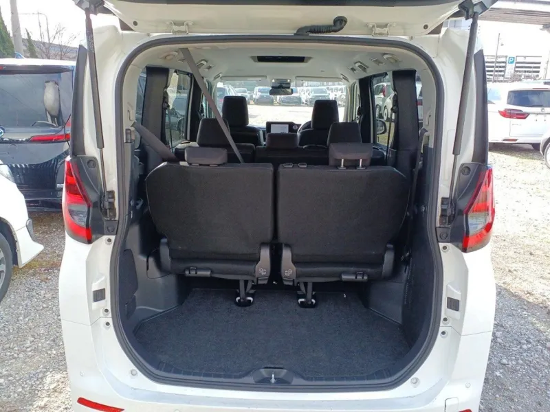 Toyota Noah G 2022 (Hybrid, Auction Grade 4.5) – Pearl | 81,216 km | STK-260410