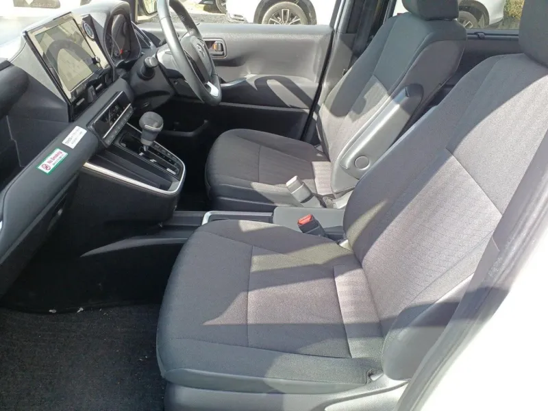 Toyota Noah G 2022 (Hybrid, Auction Grade 4.5) – Pearl | 81,216 km | STK-260410