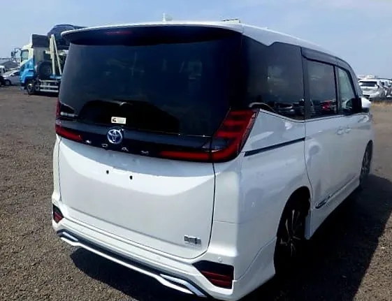 Toyota Noah G 2025 (Non Hybrid, Auction Grade 4.5) – Pearl | 12 km | Pragati Sarani Showroom | STK-250208
