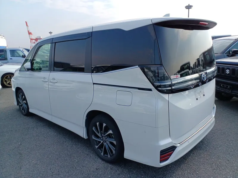 Toyota Voxy S-Z 2022 (Hybrid, Auction Grade 4.5) – Pearl | 46,706 km | Dhaka | STK-260613
