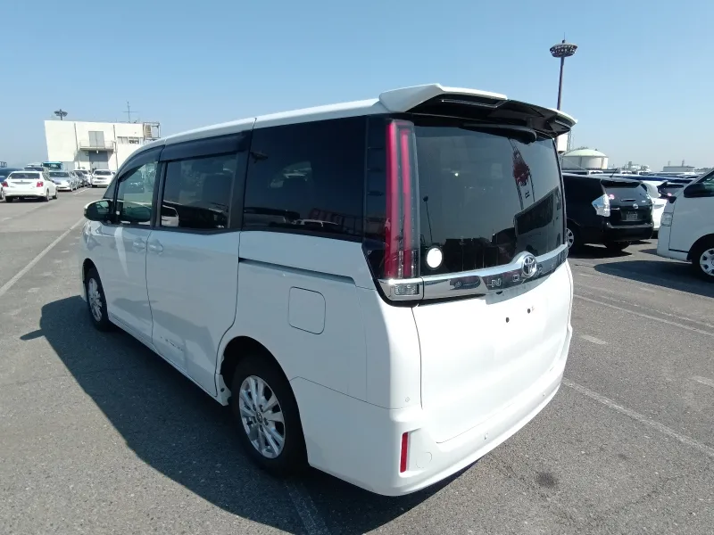 Toyota Noah G (Old Shape) 2021 (Non Hybrid, Auction Grade 3.5) – Pearl | 28,346 km | Mongla | STK-260480