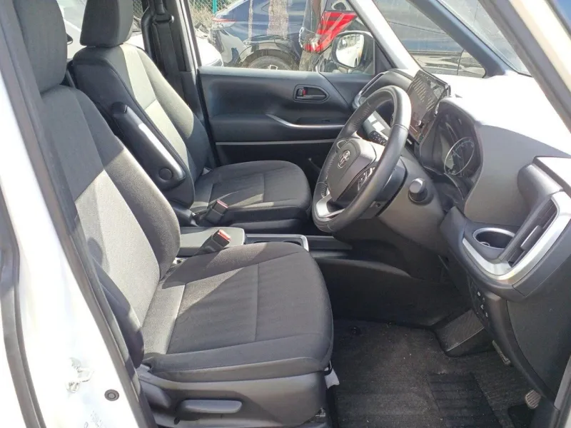 Toyota Noah G 2022 (Hybrid, Auction Grade 4.5) – Pearl | 81,216 km | STK-260410