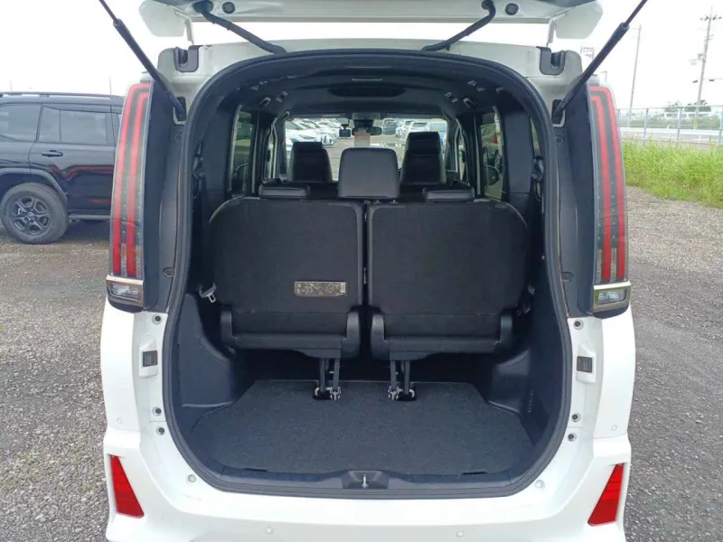 Toyota Noah Si WXB III 2021 (Petrol, Auction Grade 4.5) – Pearl | 38,000 km | Upcoming | STK-260973