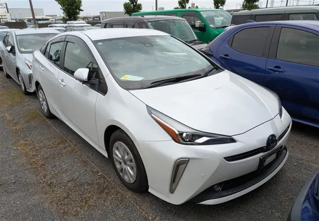 Toyota Prius S Safety Plus 2 2021 (Hybrid, Auction Grade 4.5) – Pearl | 68,795 km | Incoming | STK-260481