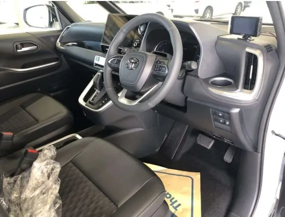 Toyota Noah G 2025 (Non Hybrid, Auction Grade 4.5) – Pearl | 12 km | Pragati Sarani Showroom | STK-250208