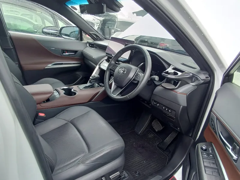 Toyota Harrier Z Leather 2023 (Hybrid, Auction Grade 4.5) – Pearl | 24,000 km | July | STK-260587