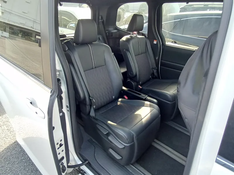Toyota Noah S-Z 2022 (Hybrid, Auction Grade 4.5) – Pearl | 32,687 km | Dhaka | STK-260615