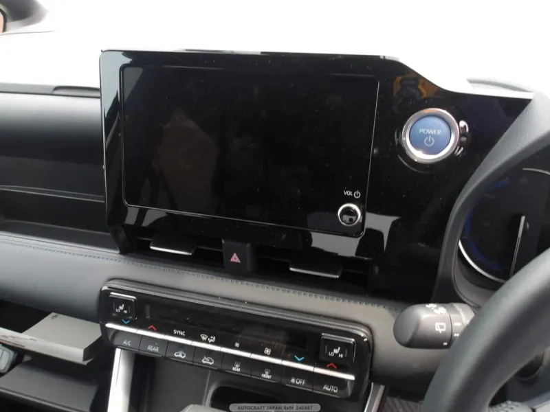 Toyota Voxy S-Z 2022 (Hybrid, Auction Grade 4) – Pearl | 42,000 km | Showroom | STK-260664