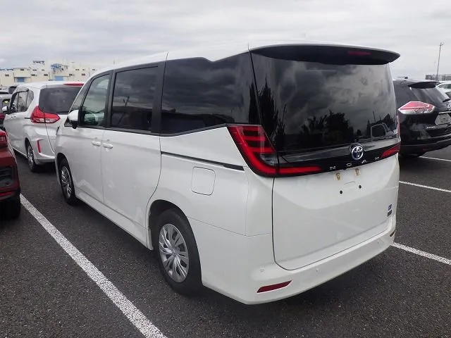 Toyota Noah X 2022 (Hybrid, Auction Grade 4.5) – Pearl | 57,000 km | Incoming | STK-260951