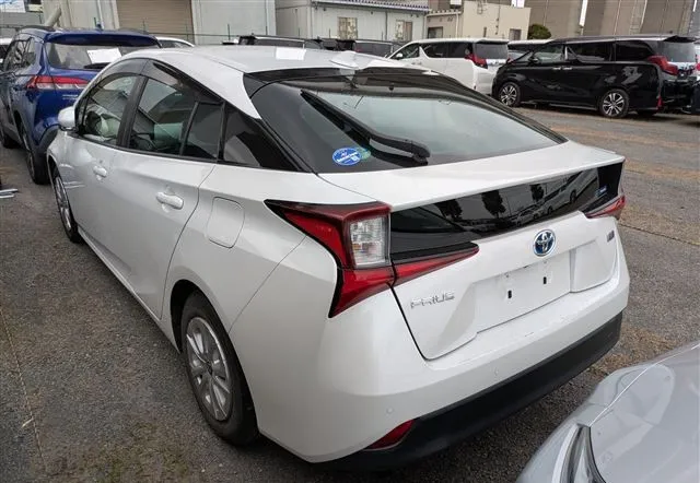 Toyota Prius S Safety Plus 2 2021 (Hybrid, Auction Grade 4.5) – Pearl | 68,795 km | Incoming | STK-260481