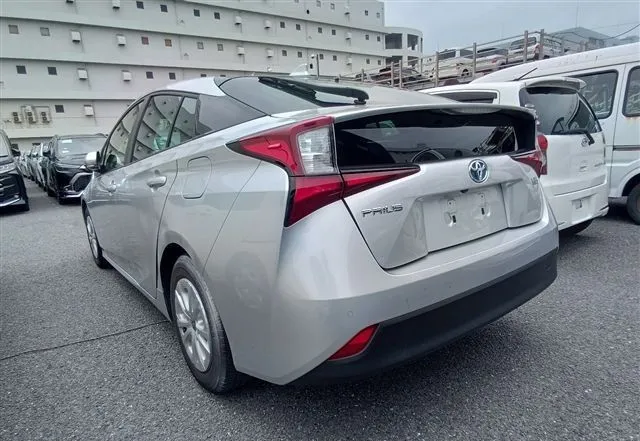 Toyota Prius S Safety Plus II 2021 (Hybrid, Auction Grade 3.5) – Silver | 42,667 km | Incoming | STK-260954