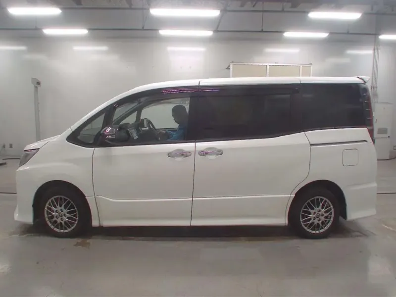 Toyota Noah SI WXB-3 2021 (Hybrid, Auction Grade 4) – Pearl | 69,658 km | Dhaka Ready | STK-260453