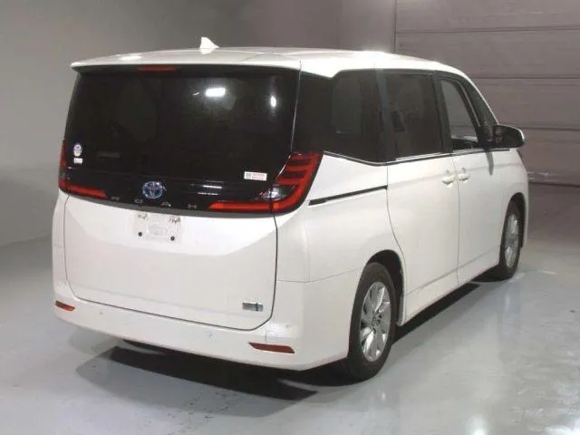 Toyota Noah G 2022 (Hybrid, Auction Grade 4.5) – Pearl | 81,216 km | STK-260410