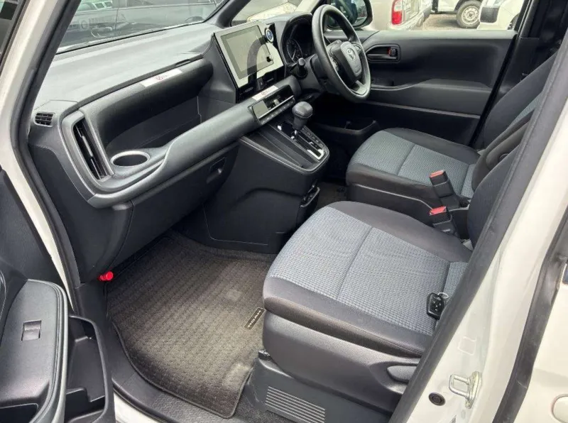 Toyota Noah X 2022 (Hybrid, Auction Grade 4) – Pearl | 99,000 km | Upcoming | STK-260618