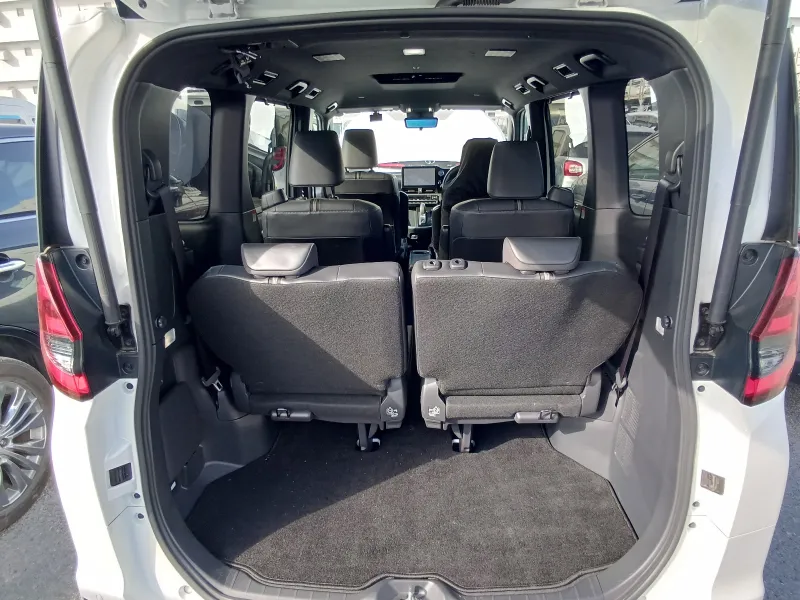 Toyota Noah S-Z 2022 (Hybrid, Auction Grade 4.5) – Pearl | 32,687 km | Dhaka | STK-260615