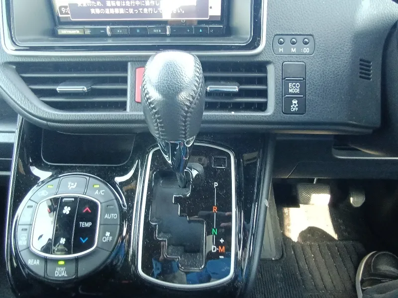 Toyota Noah G (Old Shape) 2021 (Non Hybrid, Auction Grade 3.5) – Pearl | 28,346 km | Mongla | STK-260480