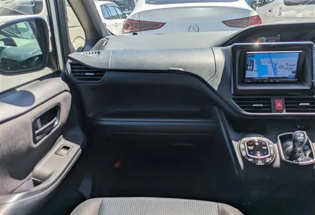 Toyota Noah G 2020 (Hybrid, Auction Grade 4) – Silver | 111,818 km | ECB Showroom | STK-260081