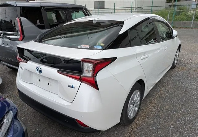 Toyota Prius S Safety Plus 2 2021 (Hybrid, Auction Grade 3.5) – Pearl | 61,425 km | Incoming | STK-260482
