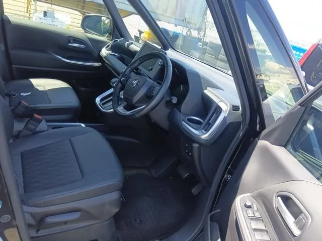 Toyota Noah G 2022 (Hybrid, Auction Grade 3.5) – Black | 25,180 km | ECB Showroom | STK-260104