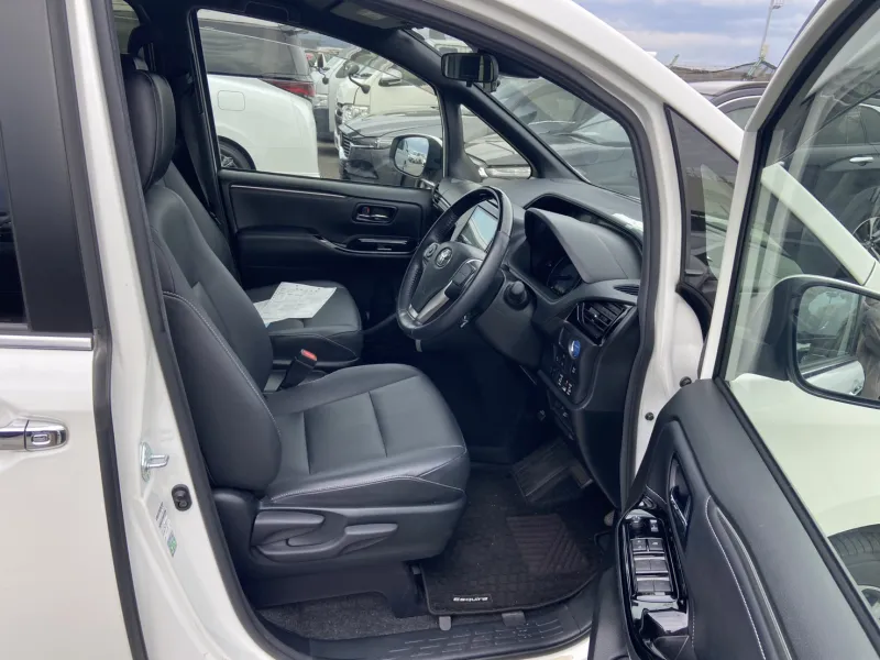 Toyota Esquire GI 2020 (Hybrid, Auction Grade R) – Pearl | 72,504 km | Dhaka | STK-260608