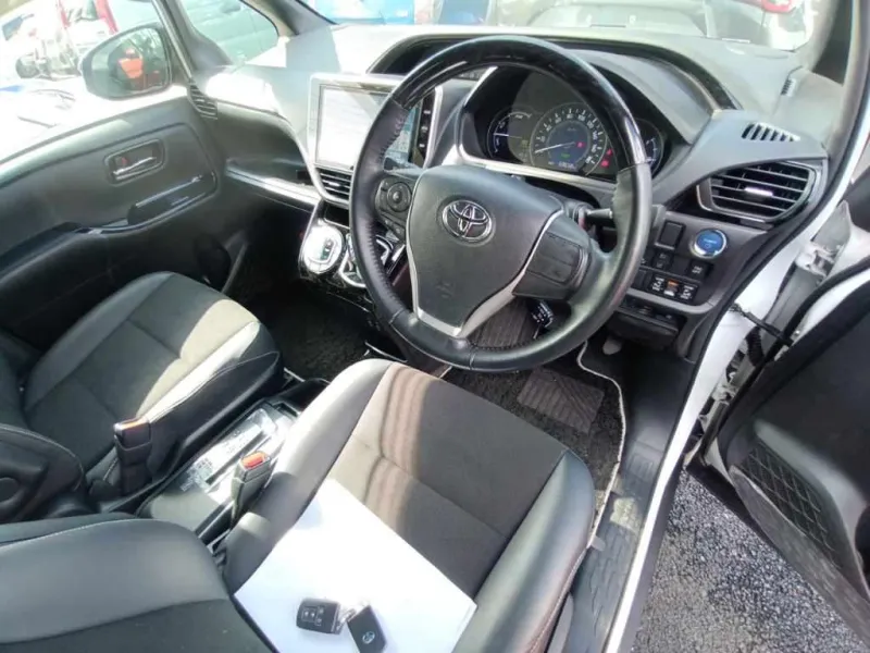 Toyota Noah SI WXB-3 2021 (Hybrid, Auction Grade 4) – Pearl | 69,658 km | Dhaka Ready | STK-260453