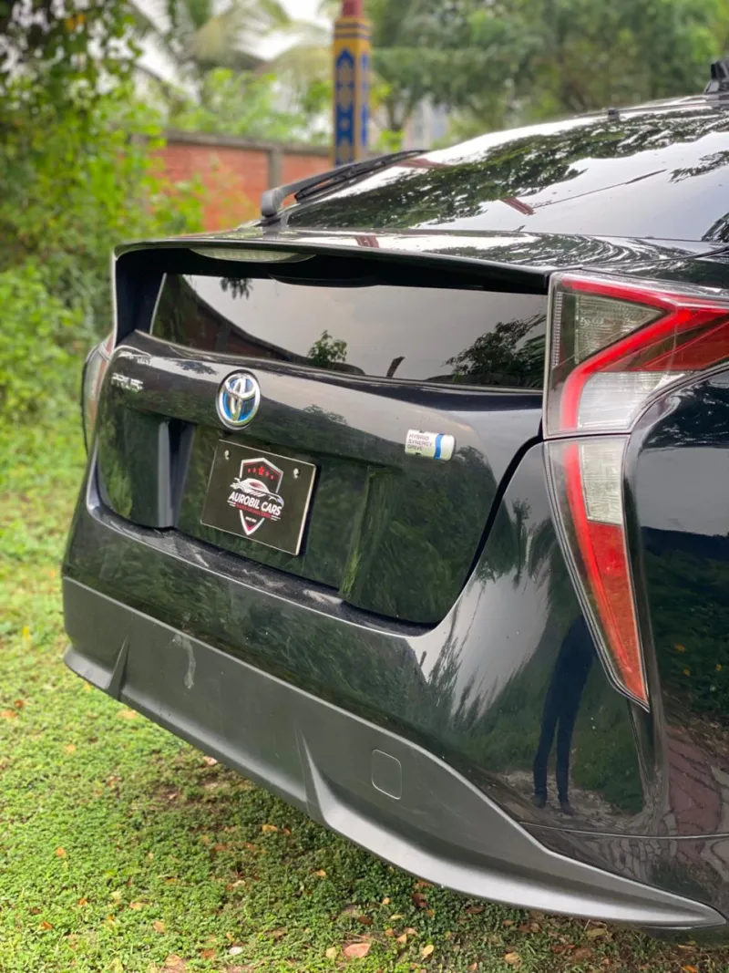 Toyota Prius S Touring Selection (Hybrid, Auction Grade 4) – Pearl | 109,085 km | STK-260633