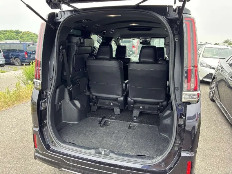 Toyota Esquire GI Premium 2021 (Hybrid, Auction Grade 4.5) – Black | 82,600 km | Upcoming | STK-260537
