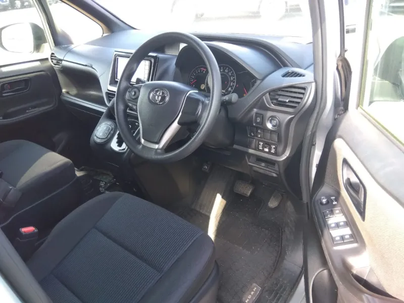 Toyota Noah X 2020 (Non Hybrid, Auction Grade 3.5) – Silver | 64,151 km | ECB Showroom | STK-250011