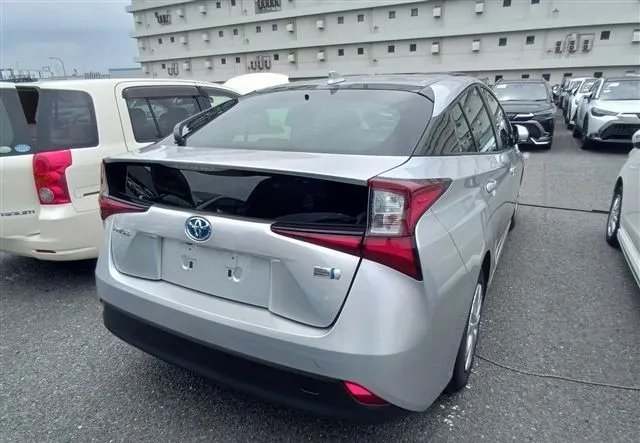 Toyota Prius S Safety Plus II 2021 (Hybrid, Auction Grade 3.5) – Silver | 42,667 km | Incoming | STK-260954
