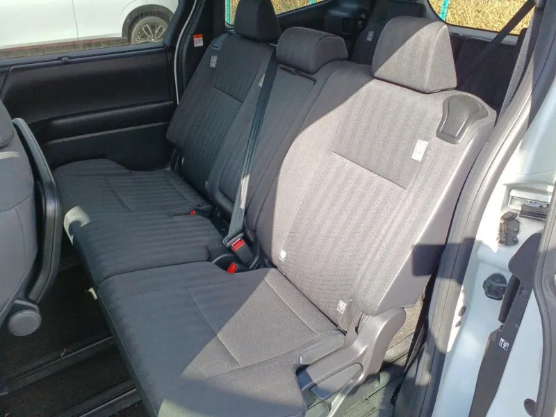 Toyota Noah G 2022 (Hybrid, Auction Grade 4.5) – Pearl | 81,216 km | STK-260410