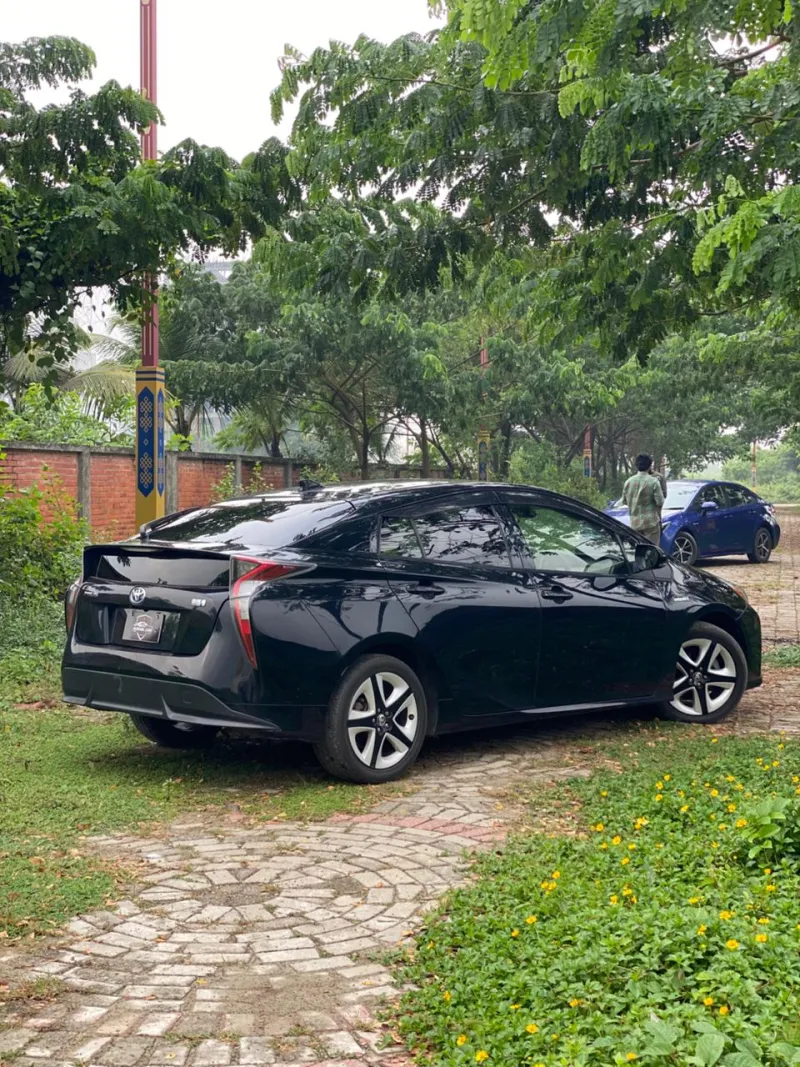 Toyota Prius S Touring Selection (Hybrid, Auction Grade 4) – Pearl | 109,085 km | STK-260633