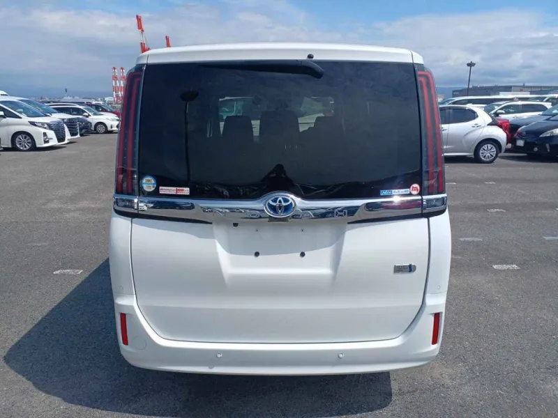 Toyota Noah G 2021 (Hybrid, Auction Grade 4.5) – Pearl | 72,699 km | Incoming | STK-260953