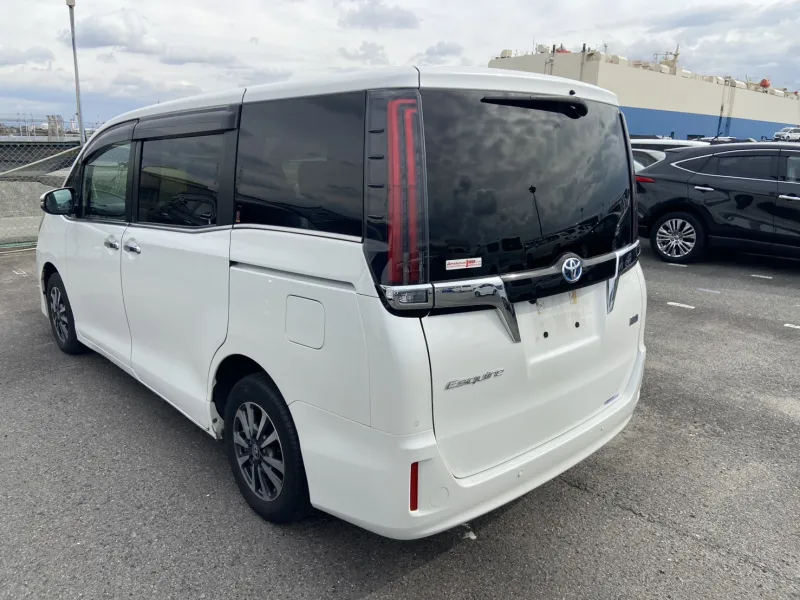 Toyota Esquire GI 2020 (Hybrid, Auction Grade R) – Pearl | 72,504 km | Dhaka | STK-260608