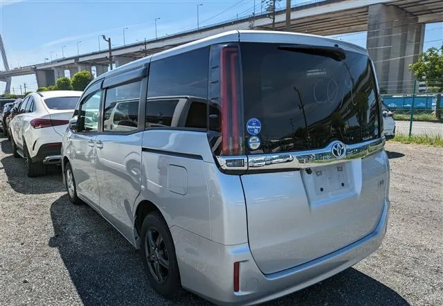 Toyota Noah G 2020 (Hybrid, Auction Grade 4) – Silver | 111,818 km | ECB Showroom | STK-260081