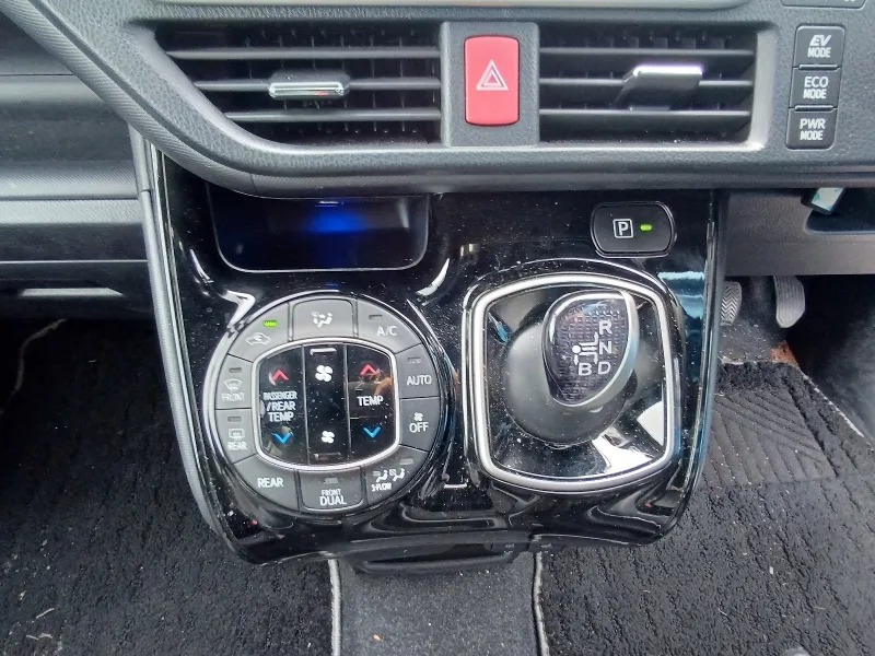 Toyota Noah Si WXB III 2021 (Hybrid, Auction Grade 4) – Pearl | 58,615 km | Incoming | STK-260477