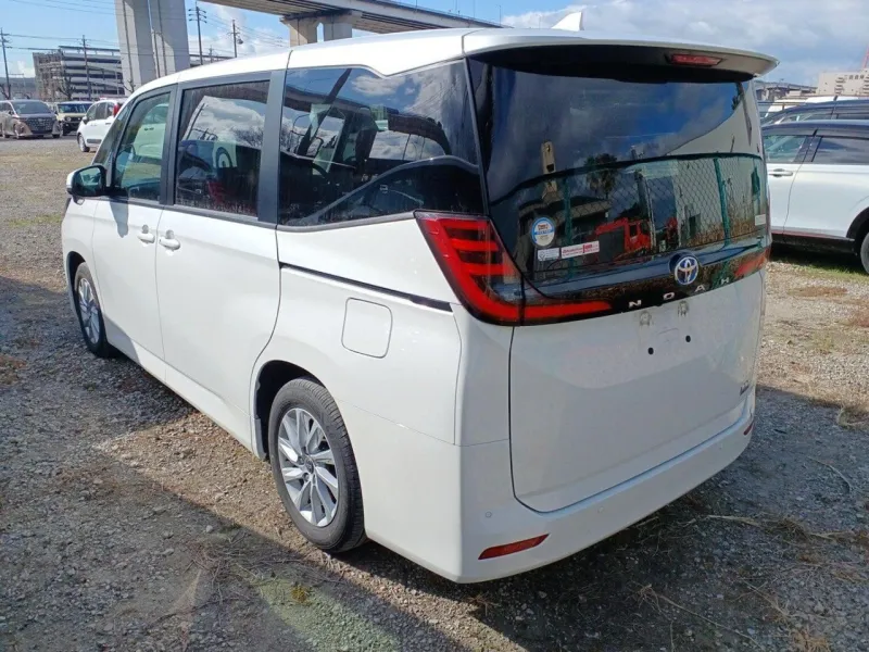 Toyota Noah G 2022 (Hybrid, Auction Grade 4.5) – Pearl | 81,216 km | STK-260410